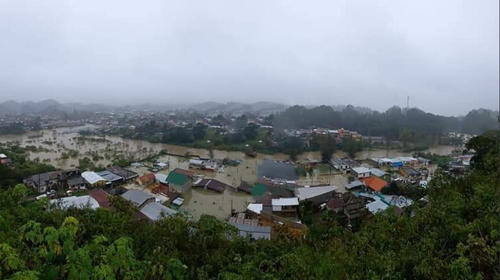 Familia clama por ser rescatada ante inundaciones en Cobán
