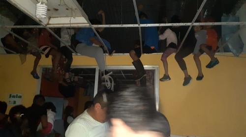 Empresario usa su helicóptero para rescatar personas en Izabal