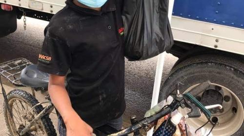 Niño vendedor de dulces es ícono de la solidaridad en Honduras