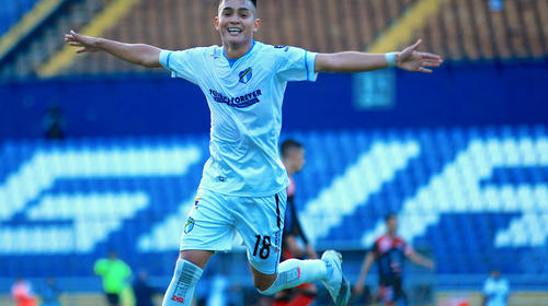 &Oacute;scar Santis gu&iacute;a a los Cremas en la victoria ante Sacachispas