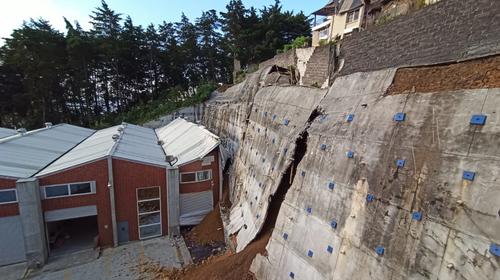 Video: As&iacute; se desplom&oacute; muro de contenci&oacute;n en carretera a Muxbal