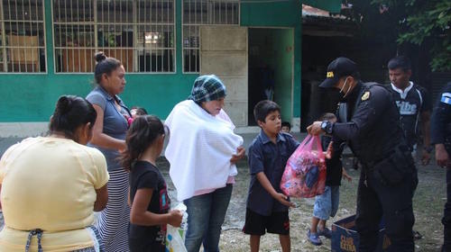 Reos de El Salvador empacaron los v&iacute;veres donados a Guatemala