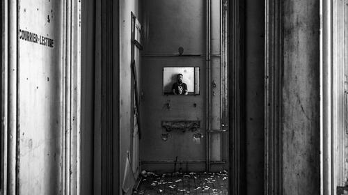 ¿Te miras al espejo con poca luz y tu cara se distorsiona? 