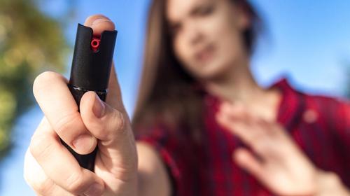 Mujer rocía gas pimienta a hombre que le dijo piropos en Colombia