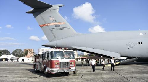 El impresionante avi&oacute;n de EE.UU. que trajo una motobomba y equipo