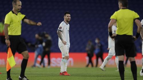 Messi explota contra el &aacute;rbitro tras anularle un gol por el VAR