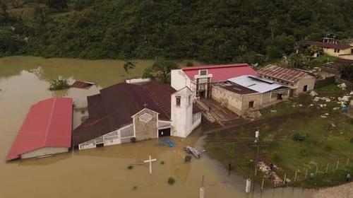 Aldea Campur en Alta Verapaz contin&uacute;a bajo el agua debido a Eta