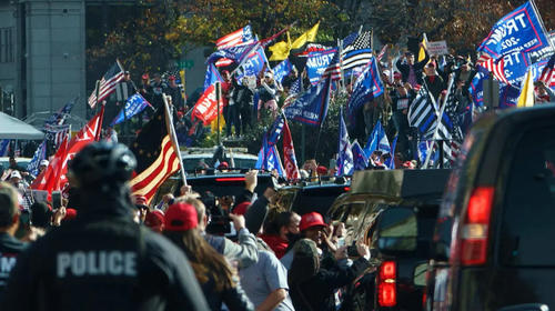 Donald Trump participa en una protesta a su favor en Washington