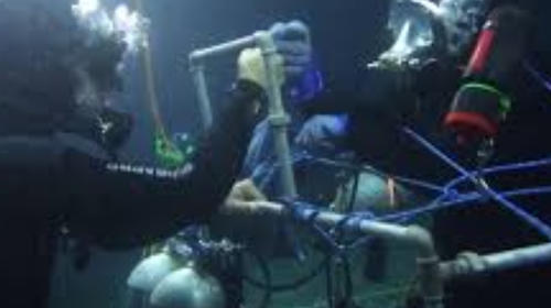 Hombre permaneció 6 días bajo el agua y batió un récord mundial