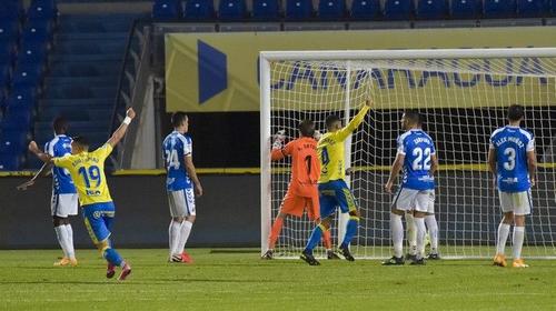 Portero espa&ntilde;ol protagoniza el autogol m&aacute;s extra&ntilde;o de este 2020