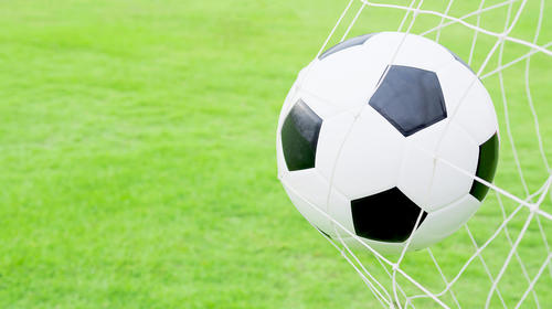 Golazo de sombrerito tras rematar con el pecho en Espa&ntilde;a (video)