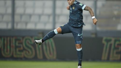 Argentina vence a Per&uacute; y mantiene persecuci&oacute;n sobre Brasil