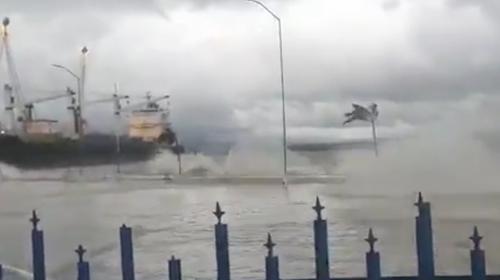 Iota provoca fuerte oleaje en Puerto Barrios, Izabal