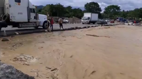 Caudal de r&iacute;o aumenta por Iota y peligra paso en Zacapa 
