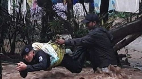 Rescatan a bebé atrapada por inundaciones de Iota en Nicaragua