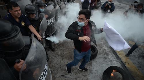 Antimotines de la PNC disuelve manifestaci&oacute;n en el Congreso