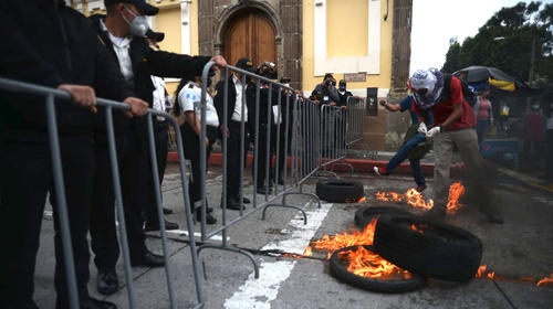 Presupuesto 2021: Manifestantes queman llantas cerca del Congreso