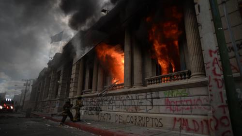 Al menos dos capturados tras quema del Congreso en manifestación