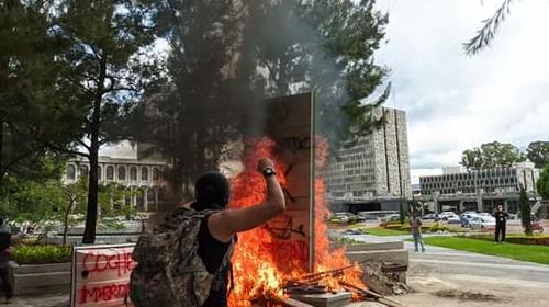 Un grupo de personas incendia monumento a Álvaro Arzú