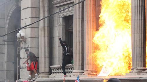 Los documentos que se almacenan en el área quemada del Congreso