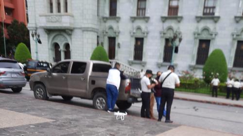 Captan drones y vehículos sin placas frente al Palacio Nacional