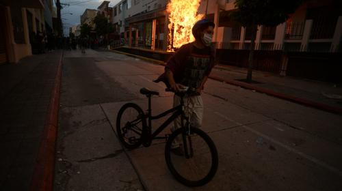 Tres estaciones de Transmetro quedaron da&ntilde;adas tras protestas 