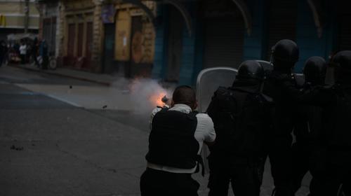 PNC despliega antimotines para dispersar a manifestantes