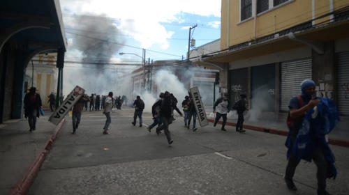 Im&aacute;genes: momentos de tensi&oacute;n durante protesta cerca del Congreso