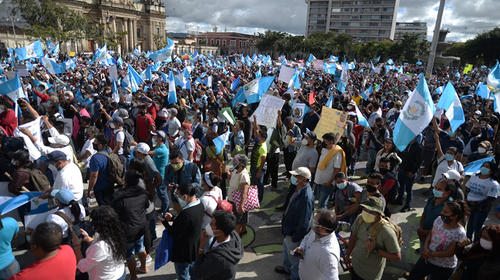 Pareja resultó afectada por gas lacrimógeno en la Plaza (video)