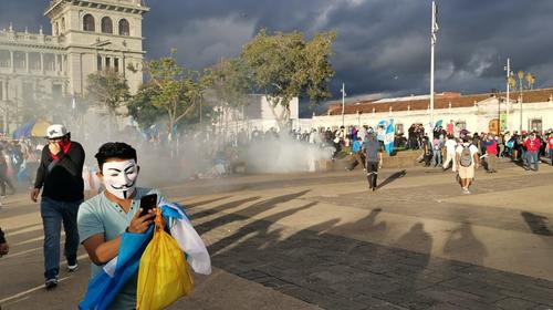 URGENTE: PNC lanza gas lacrimógeno en la Plaza durante protesta