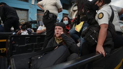 Juez dicta falta de m&eacute;rito para Melissa Mencos y ocho detenidos