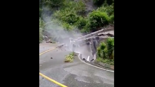 Puente se derrumba y deja dos municipios incomunicados (video)