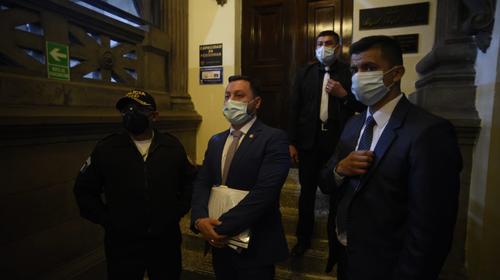 "Aquí se respeta": diputado expulsa a guardaespaldas de ministro