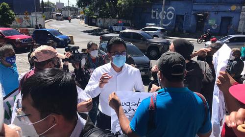 Manifestantes protestan contra diputados en el Teatro Nacional