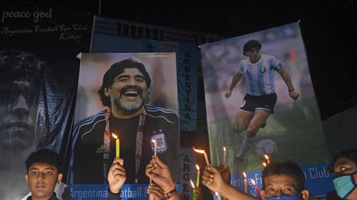 Miles y miles de argentinos desfilan ante el féretro de Maradona