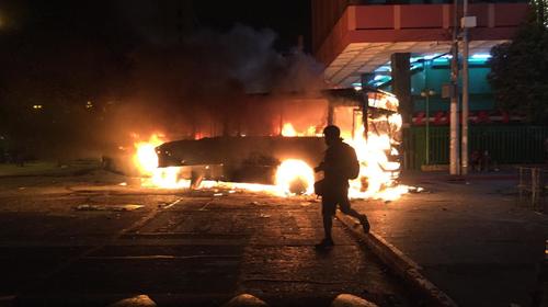 Infiltrados logran quemar por completo un Transurbano en la Plaza