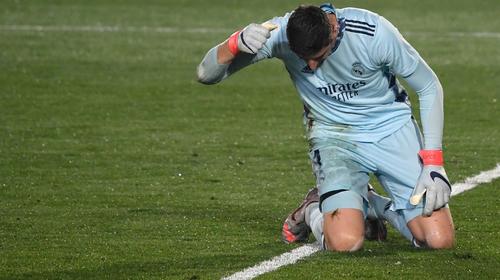 Courtois se equivoca y el Madrid pierde de local ante el Alav&eacute;s