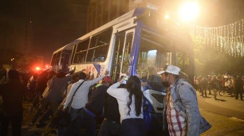Los dos buses de Transurbano que estaban en la Plaza Central