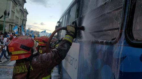Infiltrados queman un Transurbano frente al Palacio Nacional