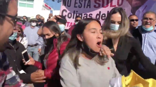 Le dan cachetada a ayudante de AMLO en protesta por medicamentos
