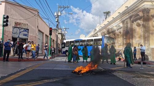 Encapuchados cruzan Transurbano en el Congreso y queman llantas