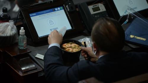 Diputados solo llegan a comer y no avanzan en sesión