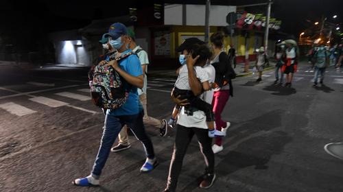 Hondureños inician caravana hacia EEUU desafiando la pandemia