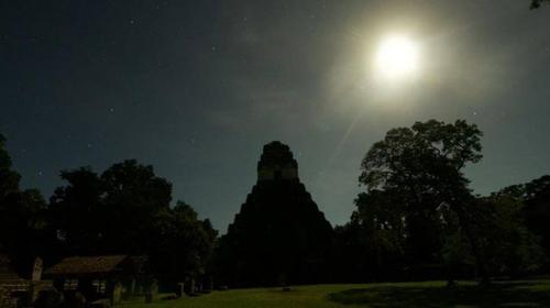 Así vistió la luna llena al Parque nacional Tikal con su brillo