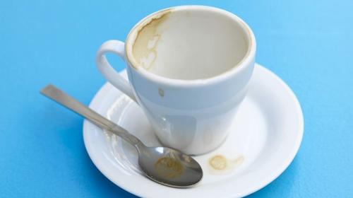 Cómo sacar las manchas de café del fondo de las tazas 