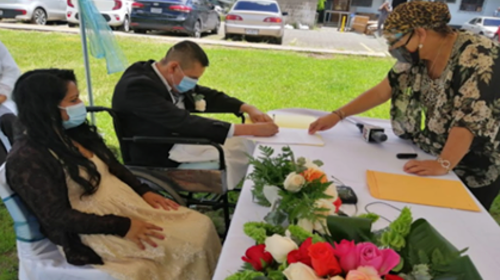 Pareja se casa en el IGSS, luego de grave accidente