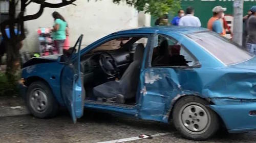 Conductor colisiona contra otros cinco vehículos en la zona 1