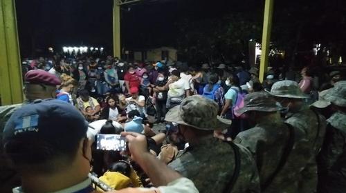 El altercado entre migrantes hondure&ntilde;os y el Ej&eacute;rcito en Pet&eacute;n