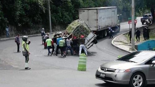 El fallido intento por estabilizar un camión volcado en zona 17