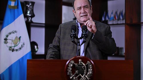 Giammattei critica irrupci&oacute;n violenta de migrantes hondure&ntilde;os